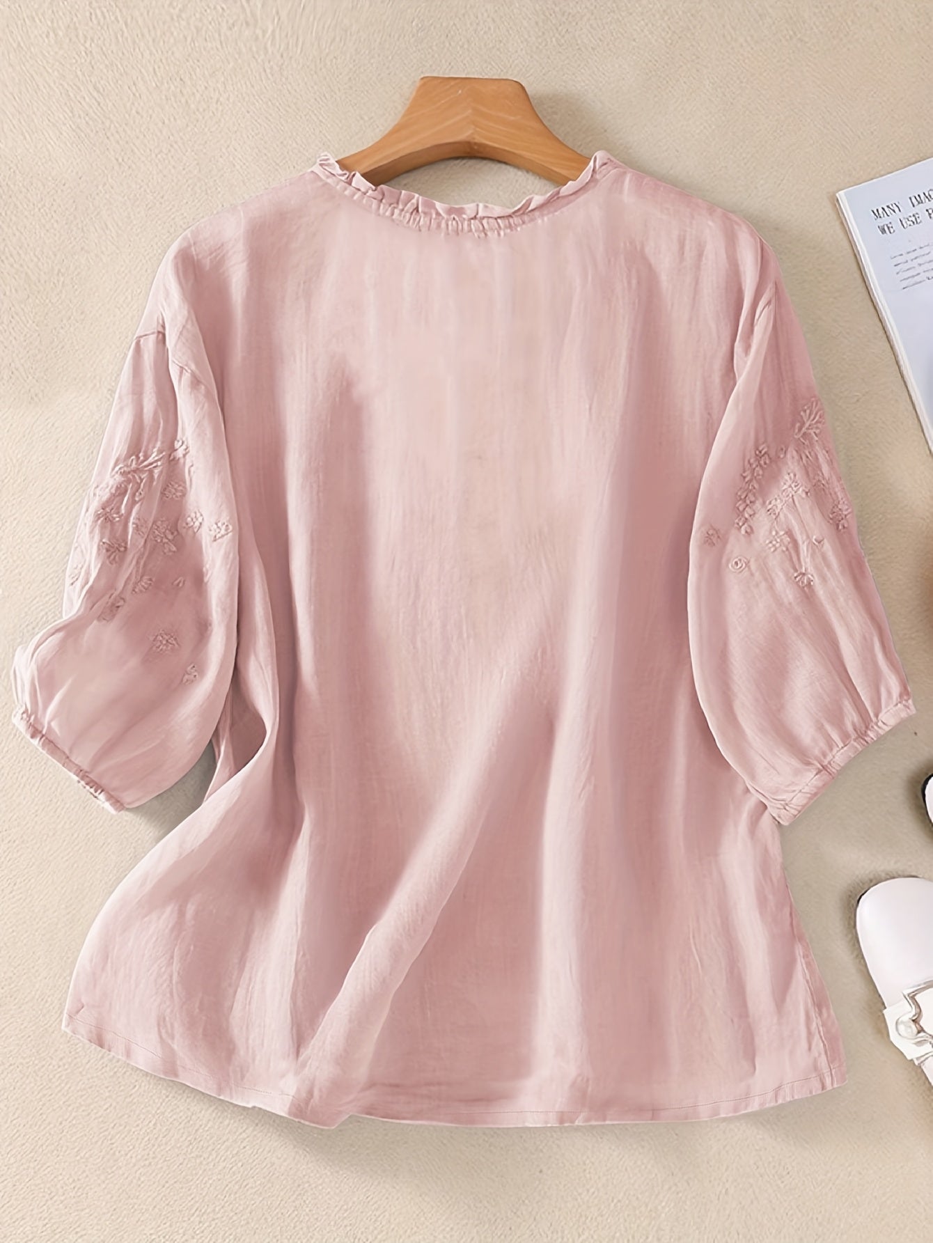 Éléna™ — Blouse élégante en lin mélangé et brodé